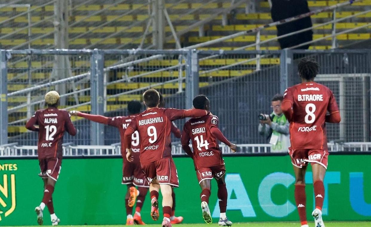 九游体育APP-太狠了！瓦伦西亚围绕意甲主帅复盘窗口期拉齐奥调整名单以备亚冠，国际比赛日纽卡斯尔备战足总杯