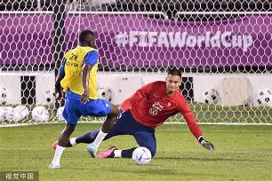 九游体育-北京一球迷比赛中冲入球场拥抱梅西