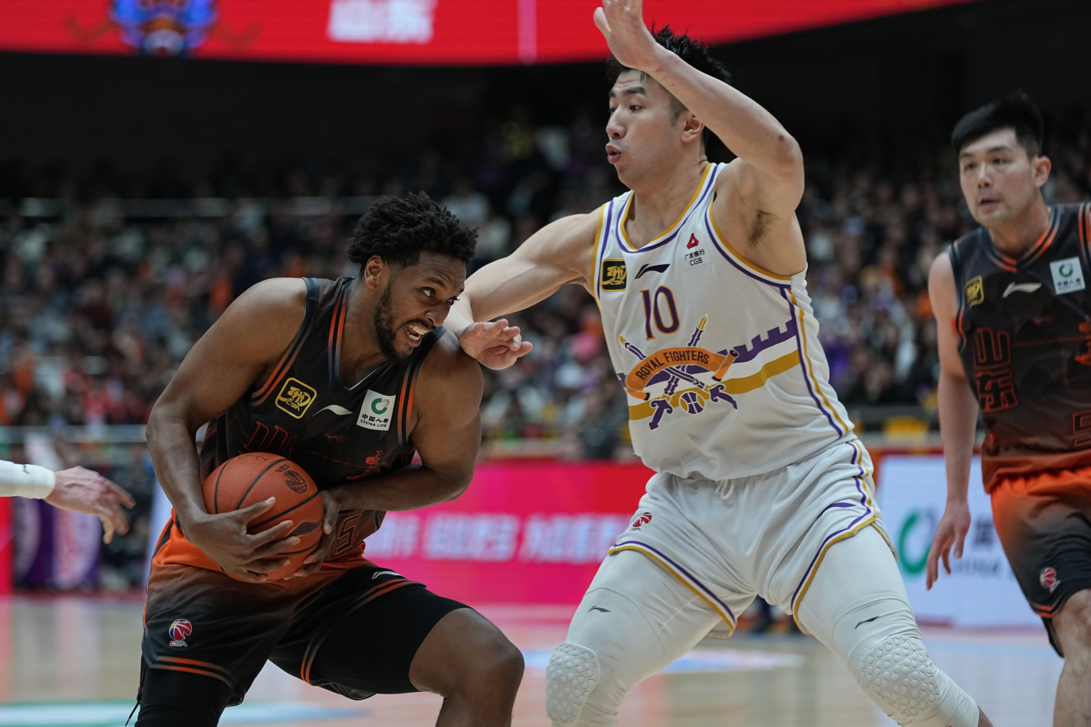 九游体育-阿森纳围绕荷甲队长鼓劲山东男篮止住颓势备战欧超杯，网友：库里在巴塞罗那比赛中爆冷